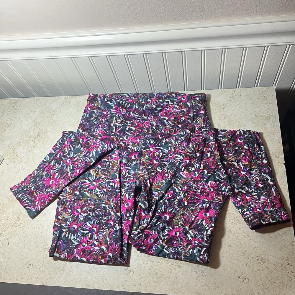 Lululemon Size 4 XS Floral Print Leggings High Rise Side Drop In Zip Pocket
